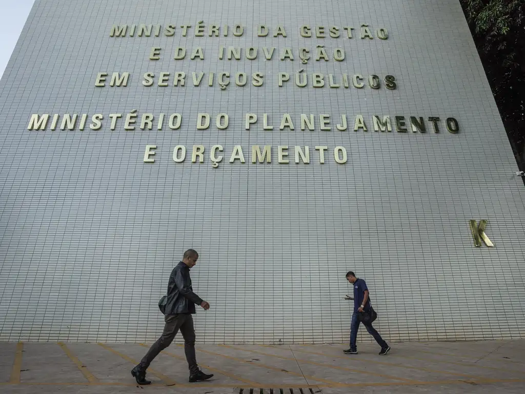 MP do governo federal reestrutura diversos pontos do PCCTAE: progressão por mérito, IQ, aceleração da progressão por capacitação e criação de dois macro cargos